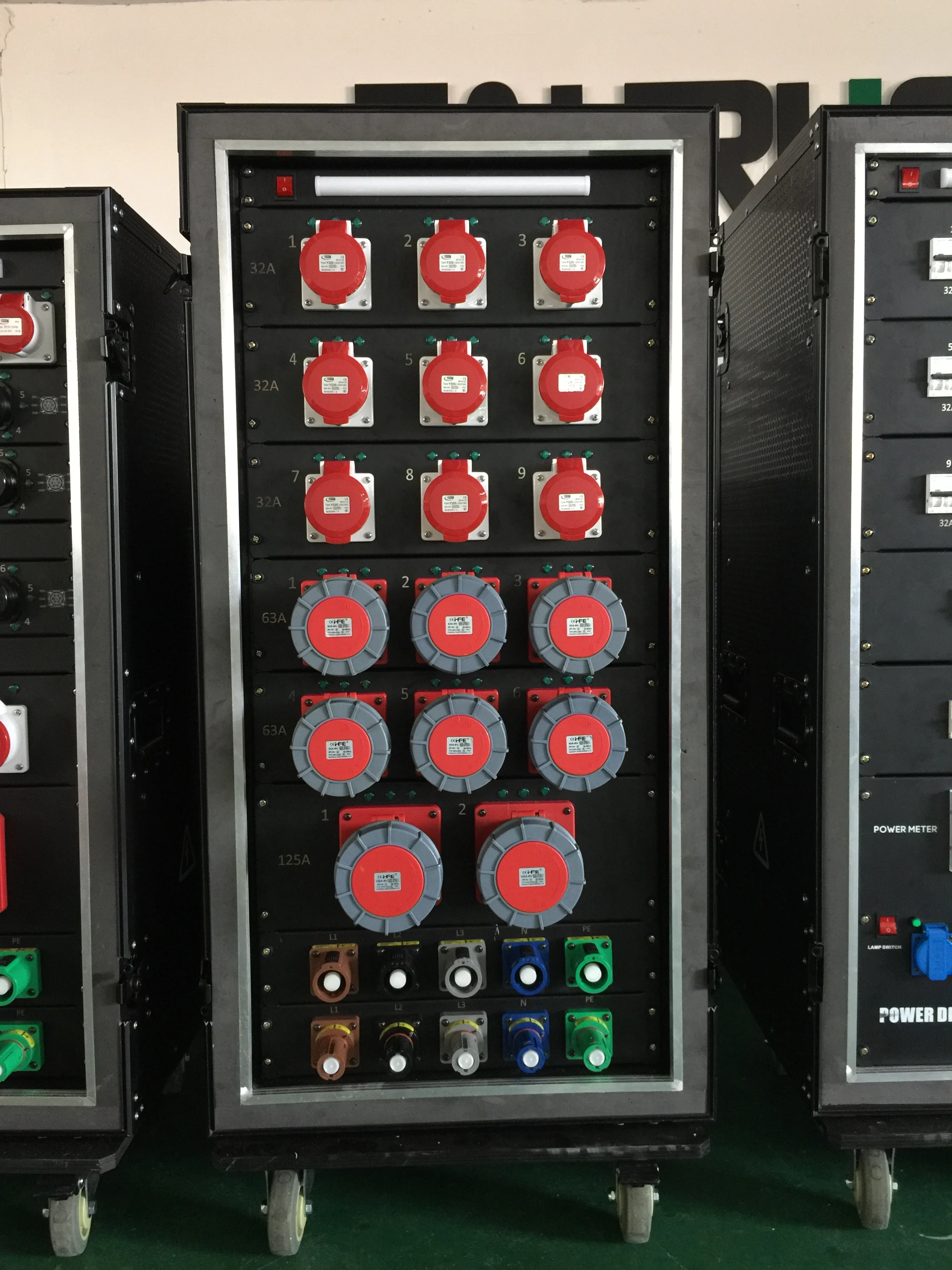 Strom+Verteilung+Ausrüstung 3-phasiges CEE-Power-Rack