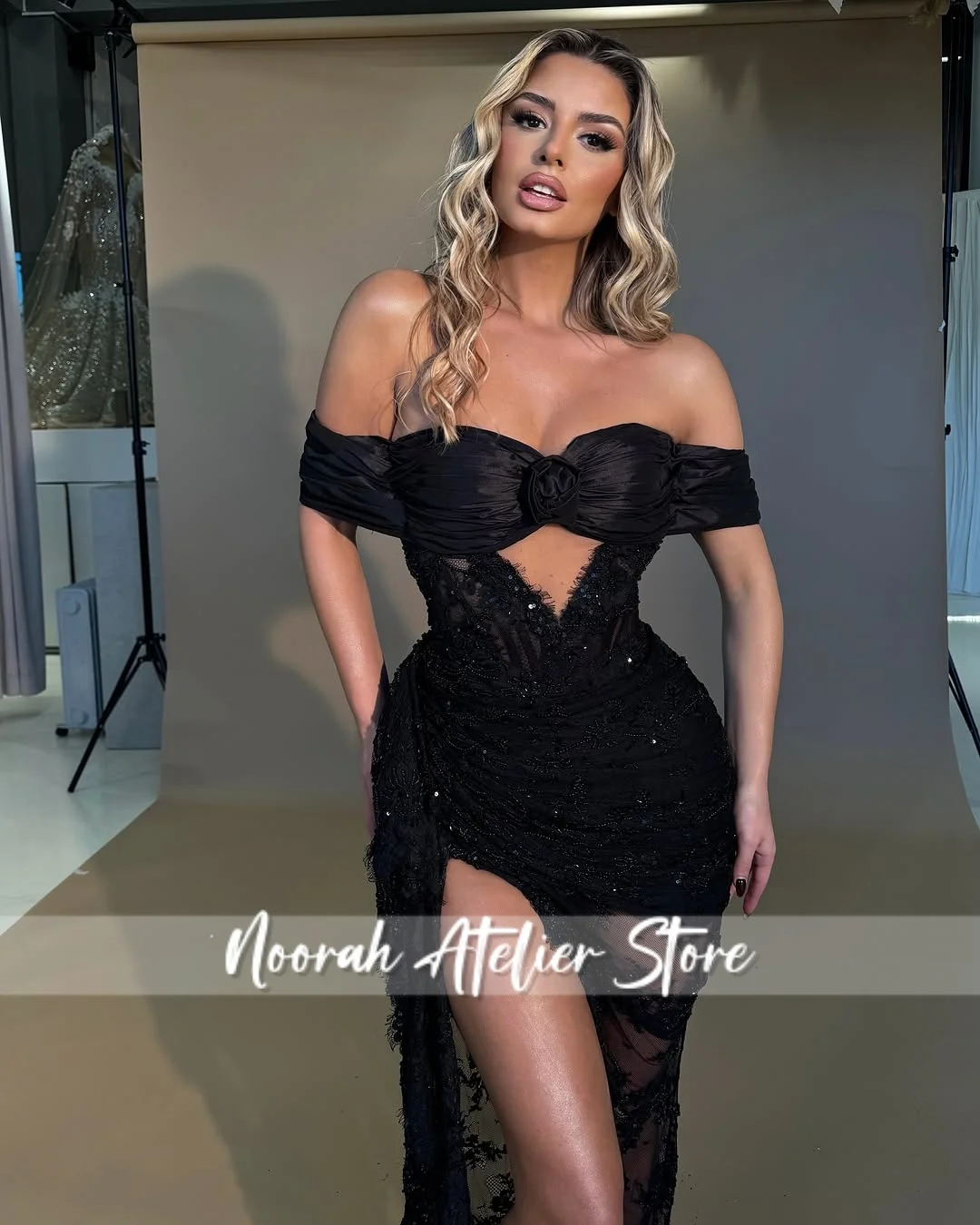 Vestidos de Noche de lujo con hombros descubiertos y encaje negro brillante para mujer, vestido de boda con ilusión de hendidura, largo personalizado de Arabia Saudita 2025