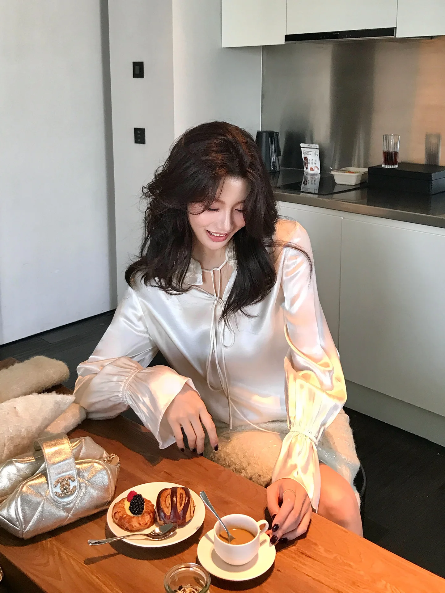 

Женская свободная атласная блузка с длинным рукавом и V-образным вырезом, на пуговицах, с модным дизайном дракона, повседневная, весна-лето