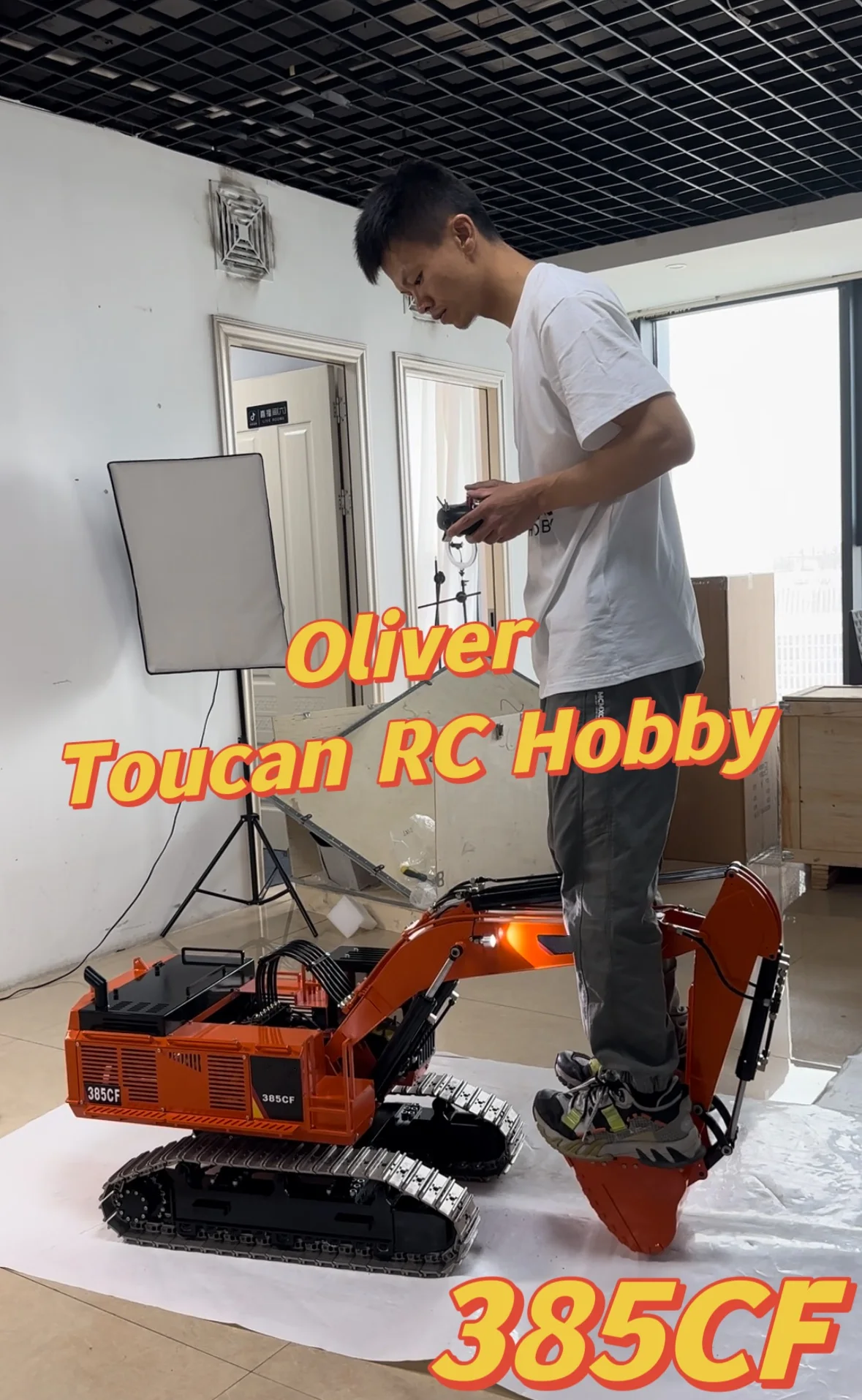 385CF RC Giant Excavator 1/8 Metal Heavy Duty Remte Control Digger Machine Model with Light System Two Rotating Gearboxes Toy