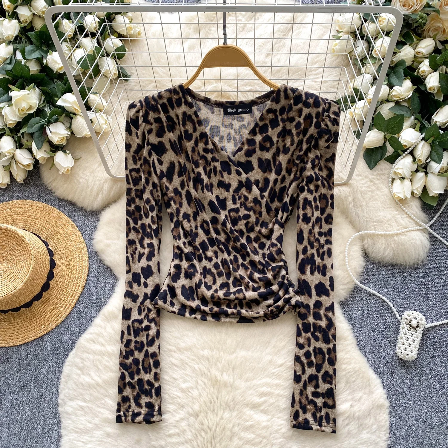 

Clothland Женский винтажный укороченный топ с леопардовым принтом и v-образным вырезом, крестообразный дизайн, блузка с длинными рукавами, рубашка, тонкие топы с животным узором, дикие топы LB362