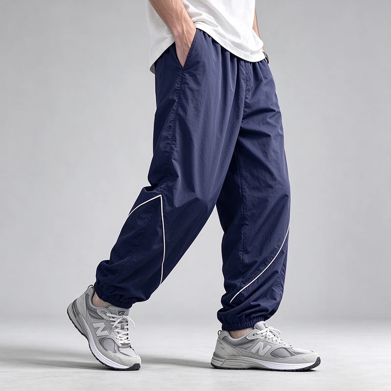 Leichte, schnell trocknende, lockere Nylon-Trainingshose für Herren, Jogginghose mit Kontrastbündchen und elastischem Bund, winddichte Sport- und Freizeithose im Streetwear-Stil. – Detail 4