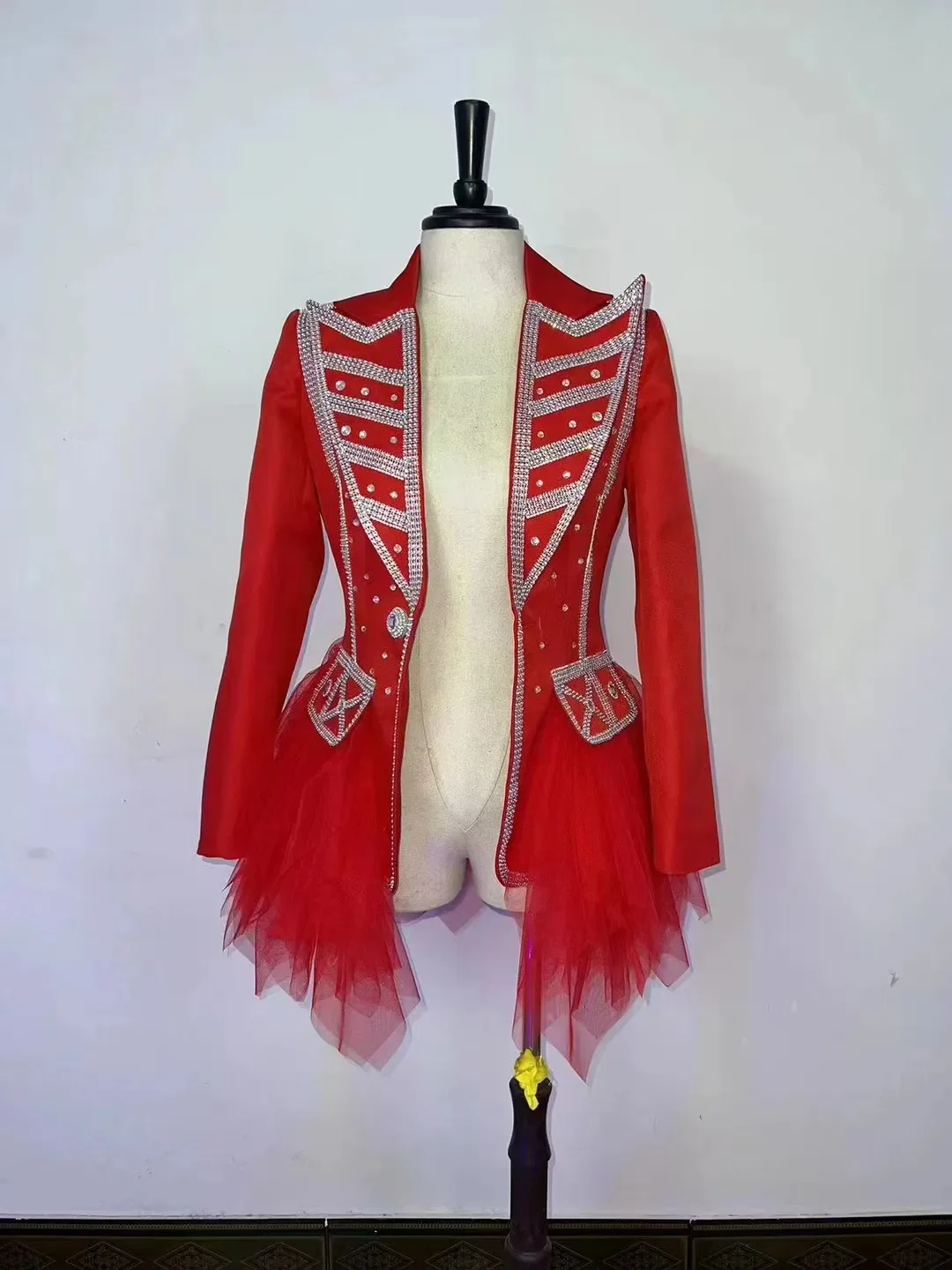 Красно-белый приталенный пиджак из пушистой марли со стразами для женщин, певица, танцовщица, концертная куртка для выступлений на сцене, танцевальный костюм