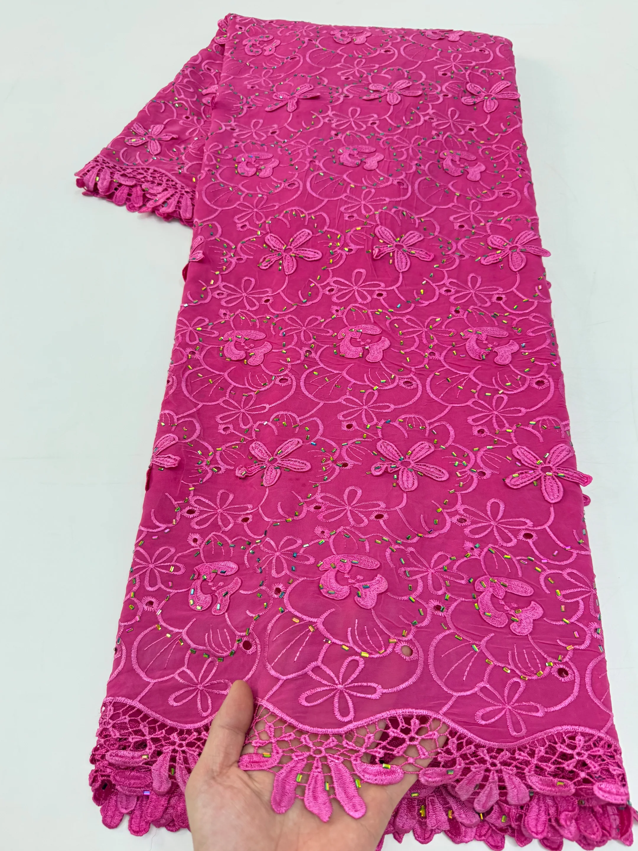 

Высококачественная африканская гипюровая водорастворимая нигерийская кружевная ткань 2026 года с вышивкой бисером и стразами для свадебных и праздничных платьев