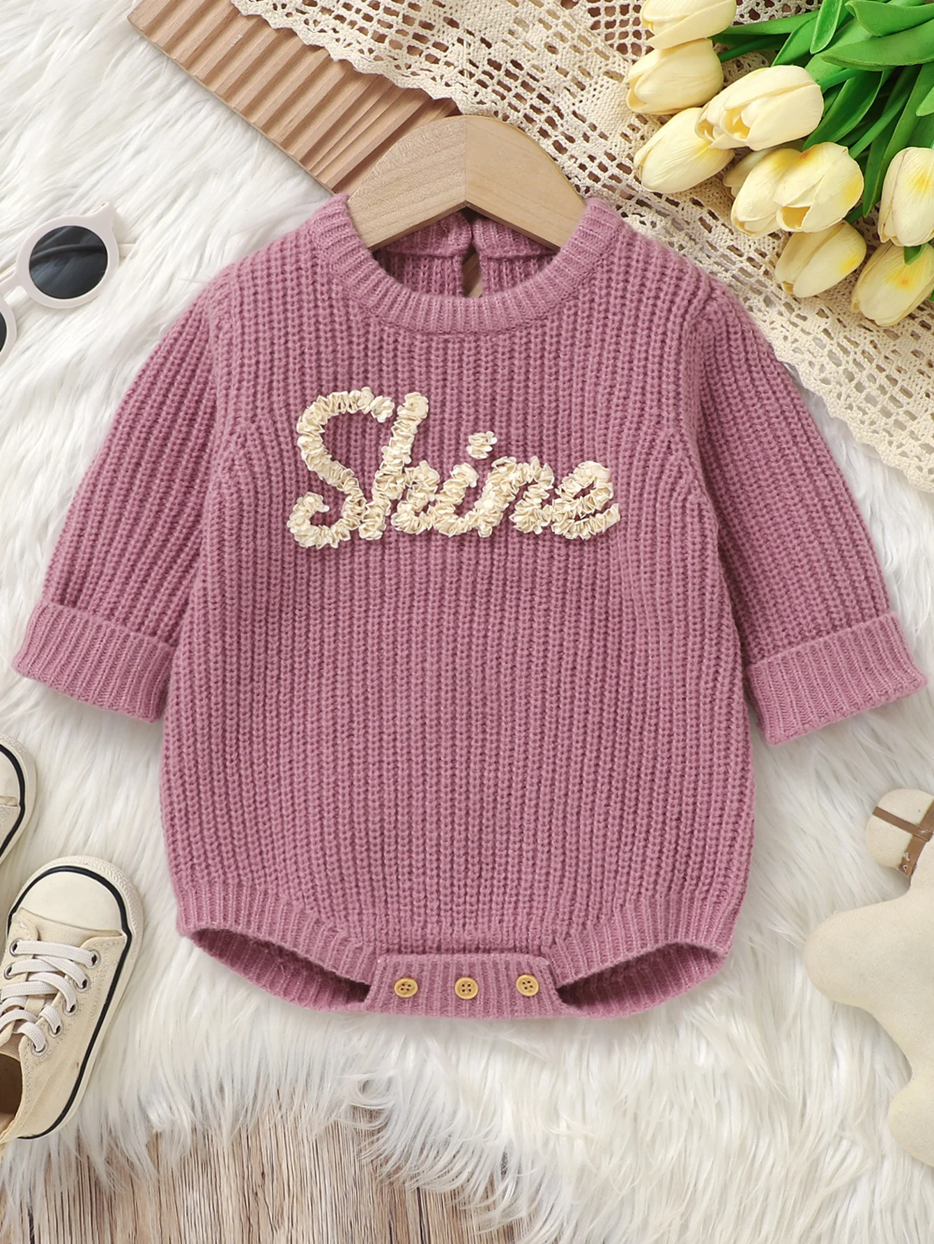 

Теплый вязаный комбинезон для новорожденных девочек с нашивкой-буквой на осень-зиму