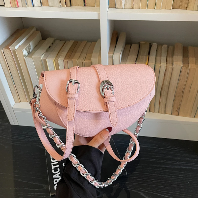 

Дизайнерская маленькая сумка-седло для женщин, модная сумка через плечо и клатч, однотонная, из искусственной кожи, черная сумка с клапаном.