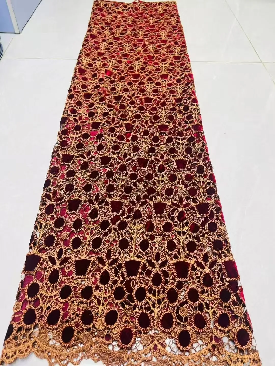 

Нигерийская бархатная кружевная ткань с пайетками 2026: высококачественная африканская вышитая вручную сетчатая кружевная ткань с бисером для праздничных платьев