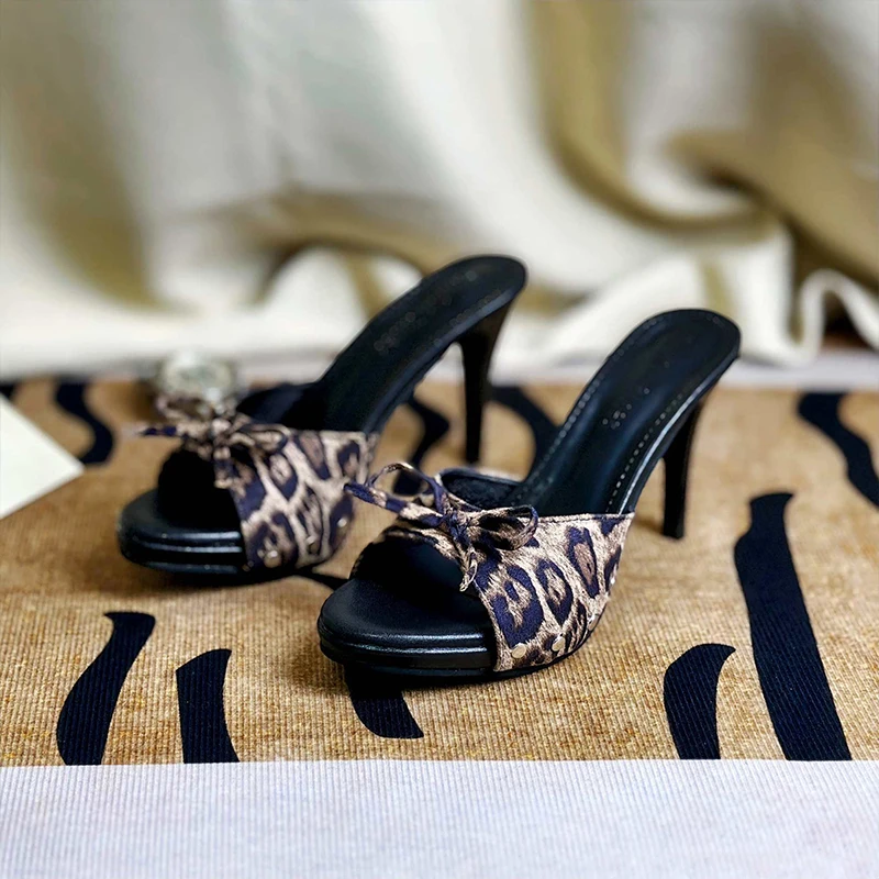 

Атласные шлепанцы с открытым носком и бантом, женские летние шлепанцы, новинка 2025, сексуальная верхняя одежда, сандалии и тапочки