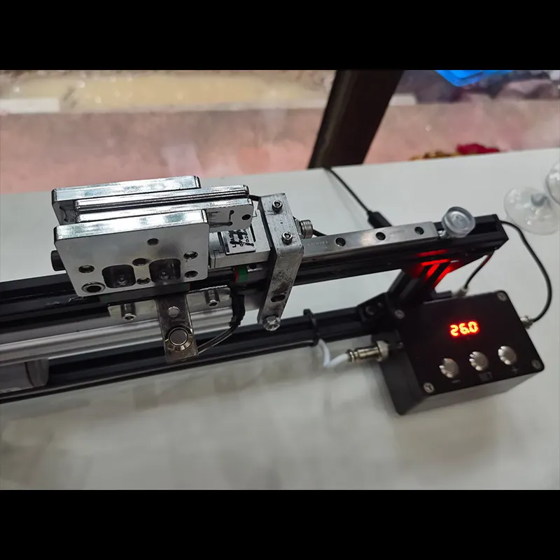 

Машина для натяжки струн для бадминтонных ракеток с автоматическим управлением на базе компьютерного чипа