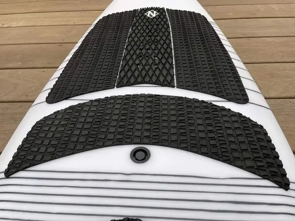 100 zestawów/worek Podkładka trakcyjna do surfingu na zamówienie Pianka EVA z uchwytem Deska surfingowa Longboard Paddle Board 3M Mocny klej Podkładki pod stopy Wakesurf