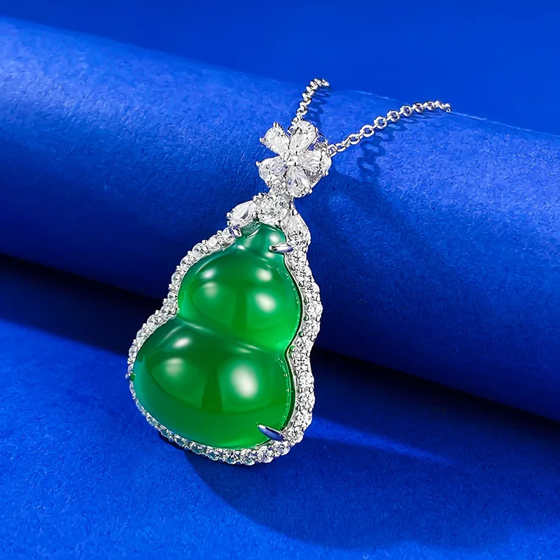 

The new S925 silver inlaid jade color imperial green gourd pendant with green chalcedony necklace is adjustable