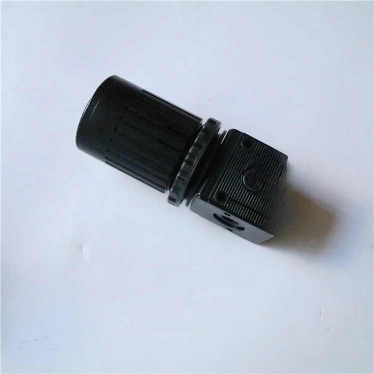 Pressure regulator with hand wheel pressure gauge
