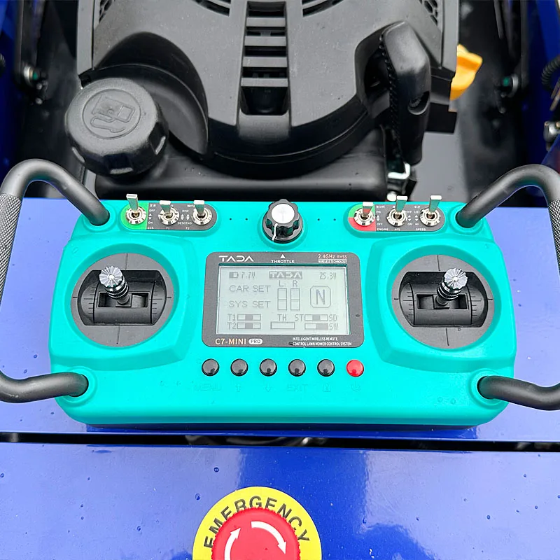 جزازة العشب الآلية المجنزرة ذات الجودة العالية المخصصة مع آلة قطع العشب للتحكم عن بعد