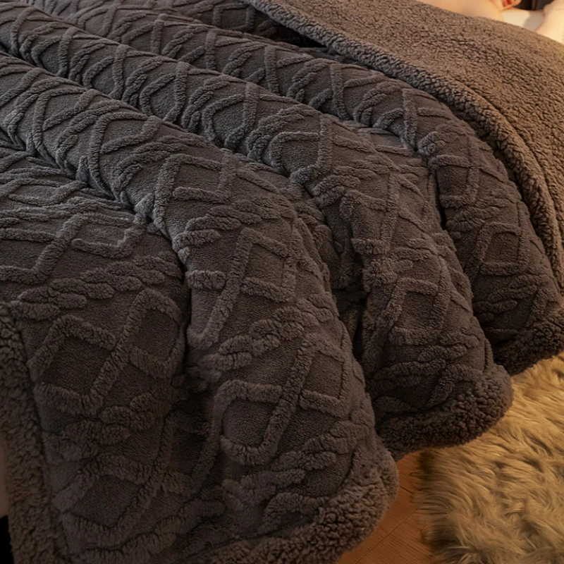 Lamb Wool Blanket Three Layer Thick Winter Blanket Office Nap Blanket Anti-static Comfortable Skin-friendly Machine Washable