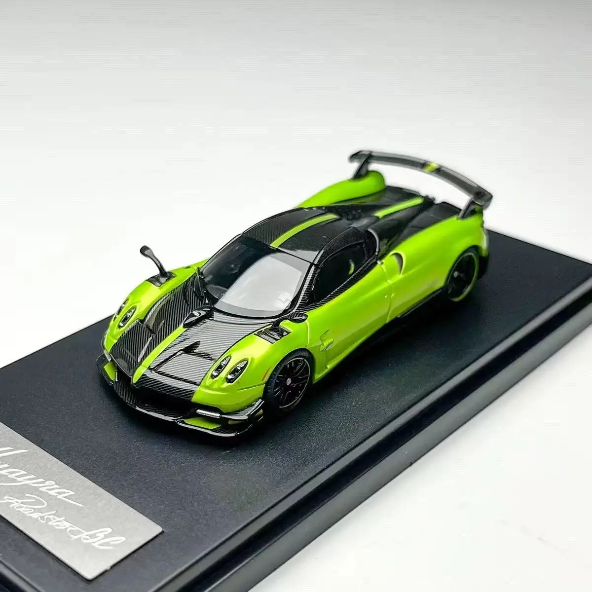 

LCD 1:64 Huayra Roadster BC Diecast Model Car