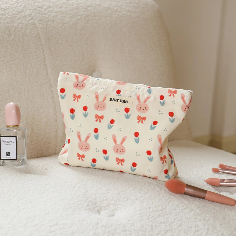 Women\'s Makeup Bag White Background Cute Floral Bunny Large Capacity Cosmetics Lipstick Storage Bag Portable Toiletry Bag Clutch