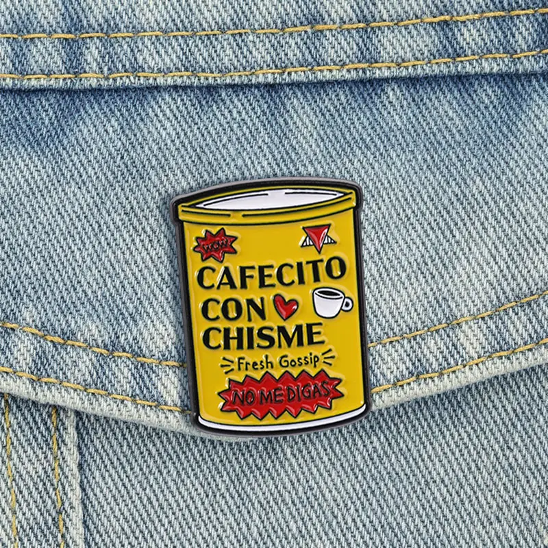Broches de esmalte con motivos de cultura latinoamericana, pin de solapa con cita en español 'Cafecito Con Chisme', accesorio de joyería, regalos para amigos
