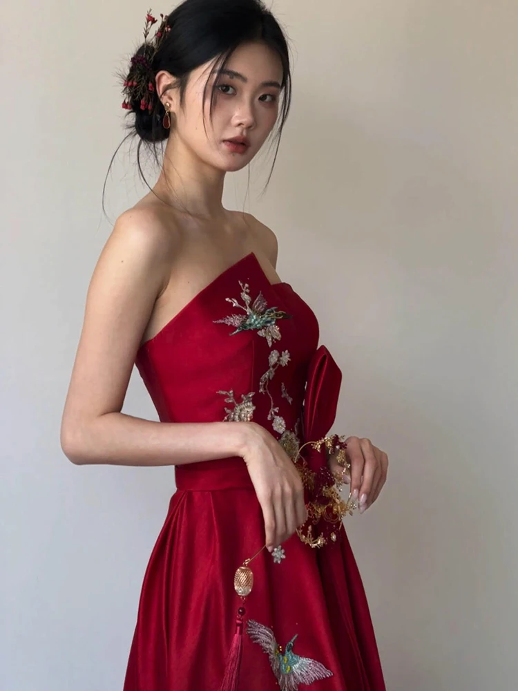 ชุดคลุมเจ้าสาวสีแดงแบบจีนใหม่สำหรับผู้หญิง พร้อมสายรัดเอว ชุดราตรียาวสำหรับงานเลี้ยงฉลองวันครบรอบแต่งงาน