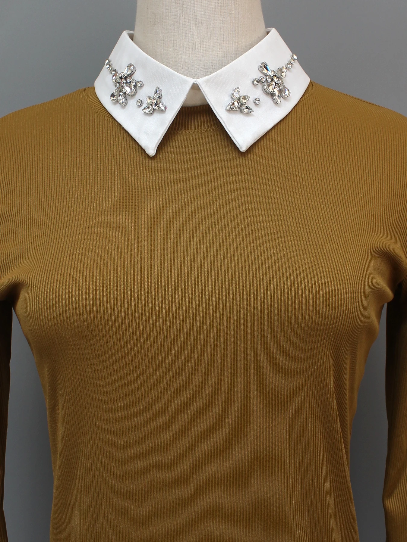 1 morceau de faux col luxueux en strass, avec diamants brillants et artisanat cousu à la main. Conçu avec du tournesol et c