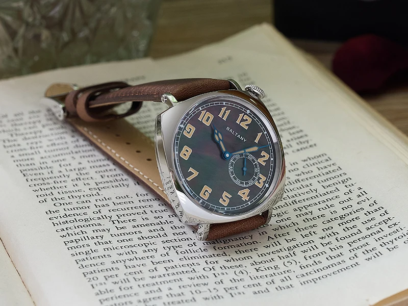 Baltany S4071 Retro-Herrenuhr in Kissenform, automatische mechanische Uhr mit Perlmutt-Zifferblatt und blauen Zeigern, elegante Kleideruhr für den täglichen Gebrauch im Büro – Detail 4