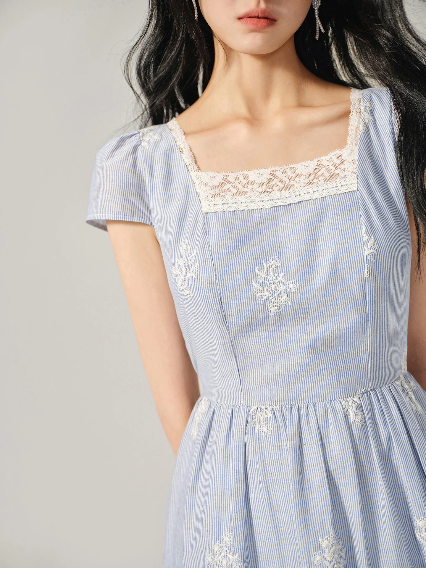 เสื้อผ้าผู้หญิงผ้าฝ้าย 100% สำหรับวันหยุดพักผ่อนริมชายหาด แขนยาว คอเหลี่ยม แต่งลูกไม้ปักลายหวาน สวมใส่สบาย