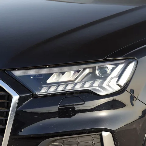 Фары для Audi Q7 2020-2023 годов выпуска, модифицированные с использованием высококачественных матричных LED DRL, последовательных сигналов поворота и проекционных линз.