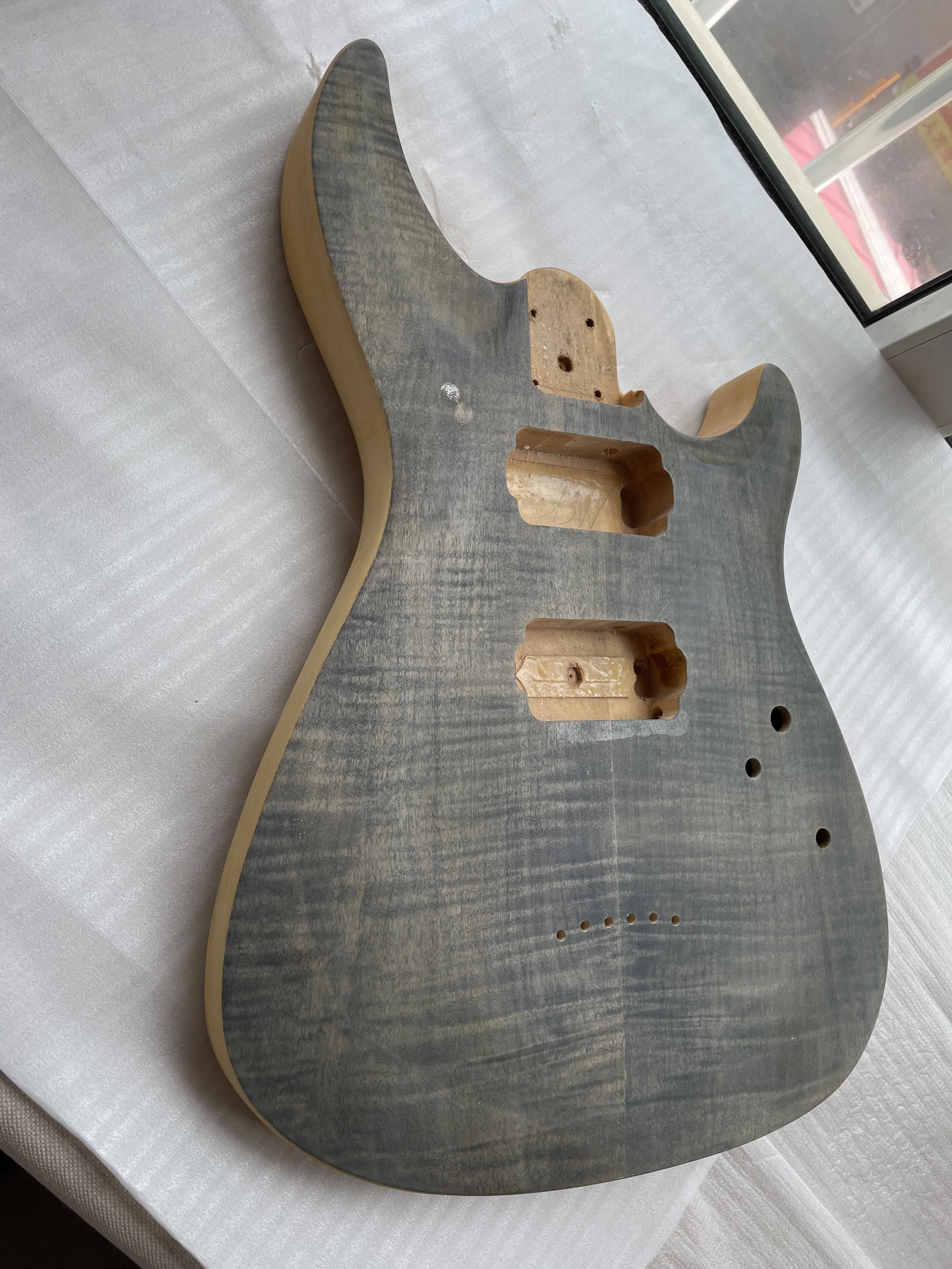 Semi-finished Electric Guitar Body, Defective Hand Brush, Unfinished Basswood, Flame Maple Veneer, Real Photos, Stock