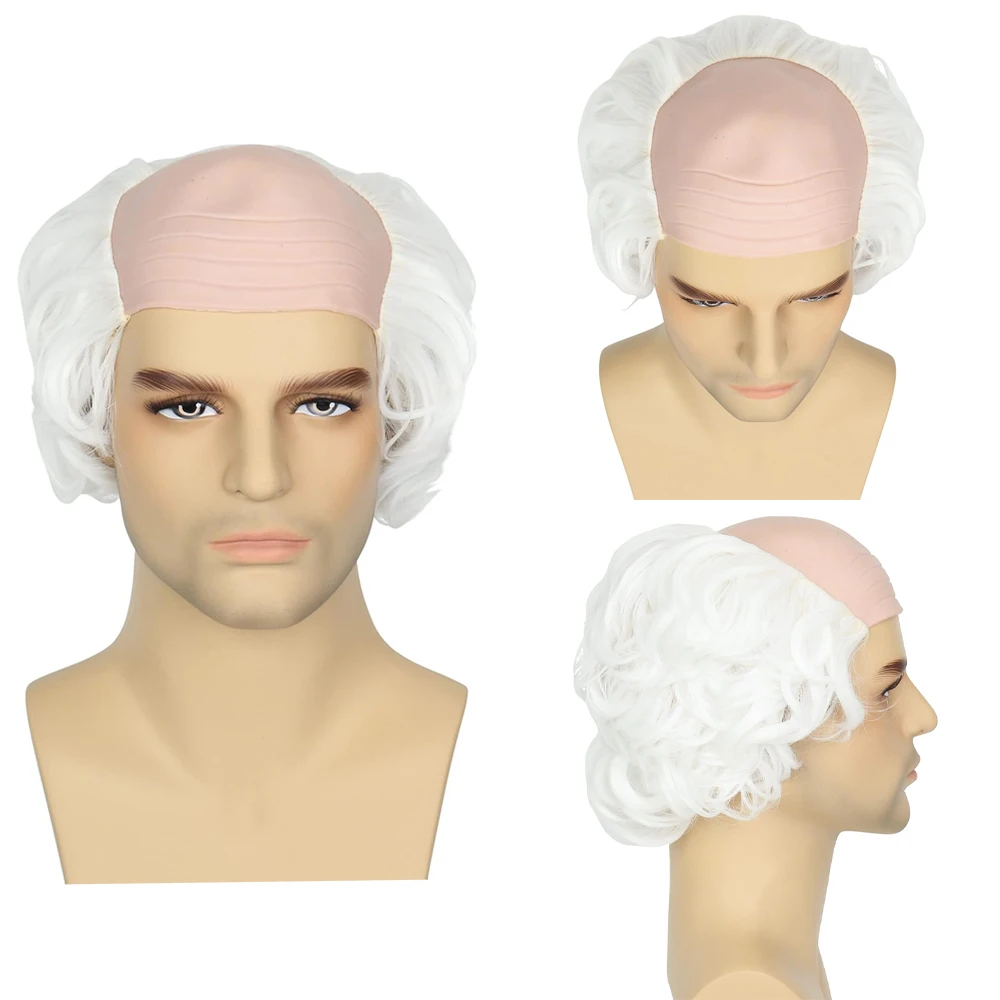 Um velho dirigido uma peruca careca com cabelo em ambos os lados. Ele realizou uma fase de festa de aniversário com cabelo sintético engraçado