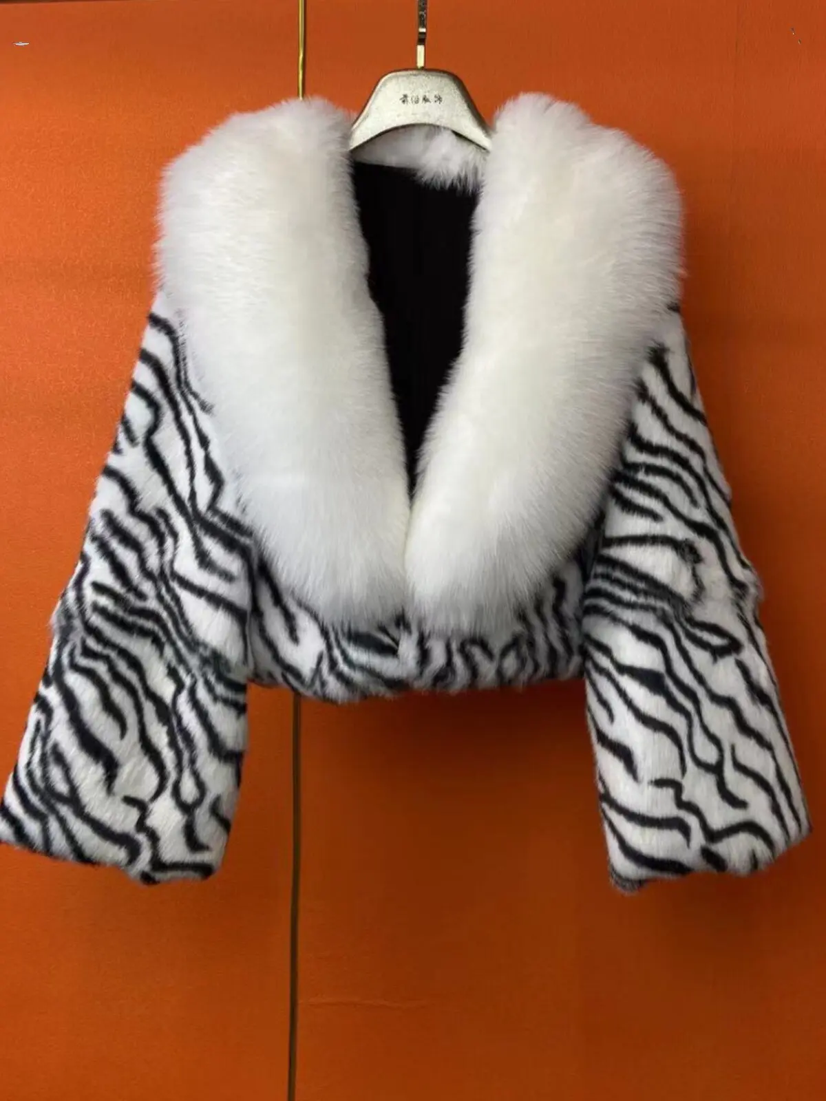 

Autumn and winter 2024 women's short high-waisted fox fur collar temperament thin age-reducing jacket
