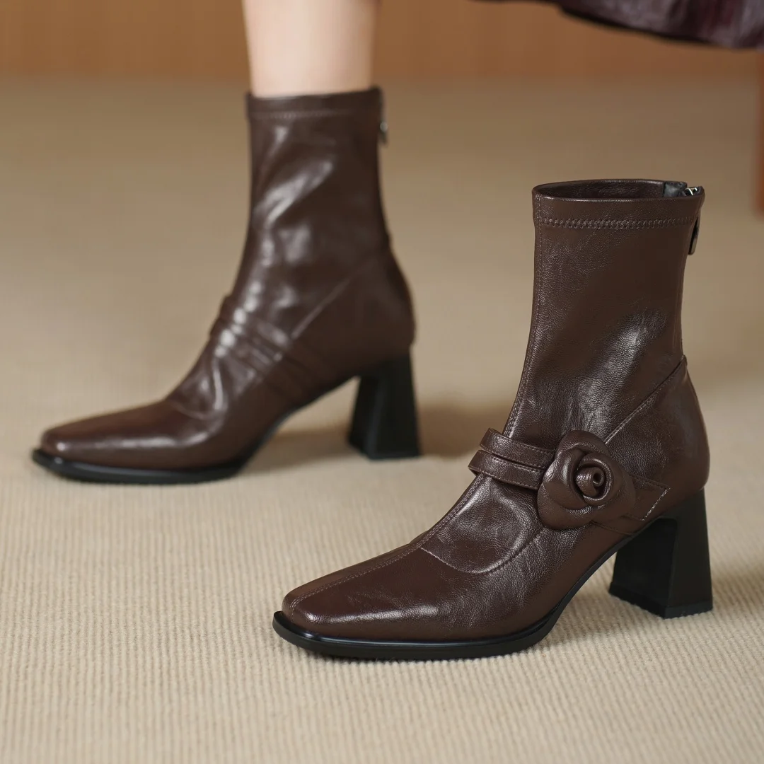 فستان نسائي من جلد الغنم الرائع مصنوع من جلد البولي يوريثان مزين بشريط ضيق مزين بالزهور وكعب سميك 7 سم فستان خريفي أسود نحيف قصير #2