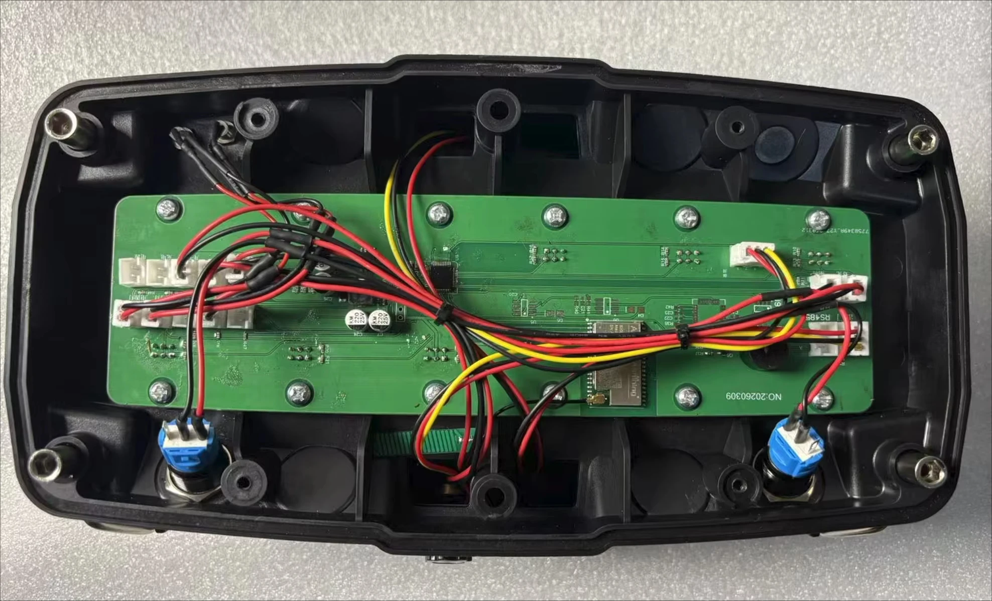 

5-Channel wireless remote control for solenoid clutches, suitable for automotive cranes and hydraulic valves.