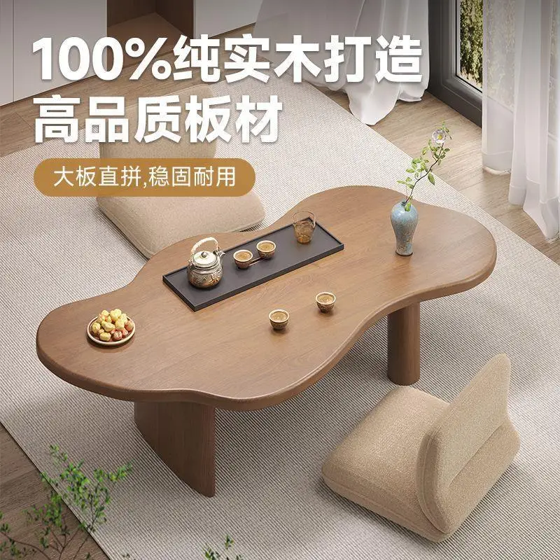 The bay window is lightly luxurious, with a high-end feel on the balcony. The tea table is seated low and sitting