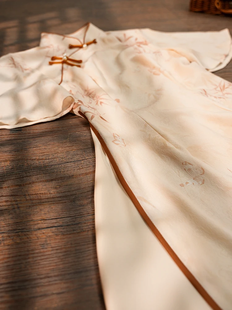 

Новое китайское платье-ао-дай для молодых девушек и студенток: улучшенная модель с коротким рукавом, низким разрезом, для повседневной носки, с цветочным узором