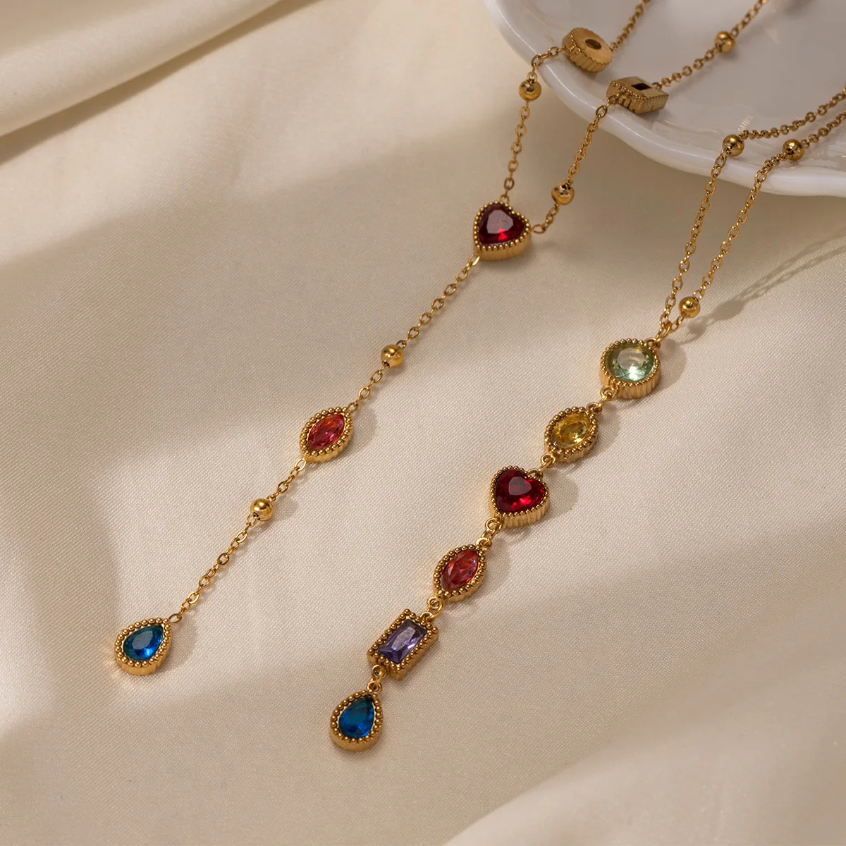 Edelstahl-Halskette mit farbigem Zirkon und Quaste, luxuriöse lange Halskette mit herzförmigem Perlenanhänger, Zirkon-Quaste, nicht verblassender Schmuck – Detail 4