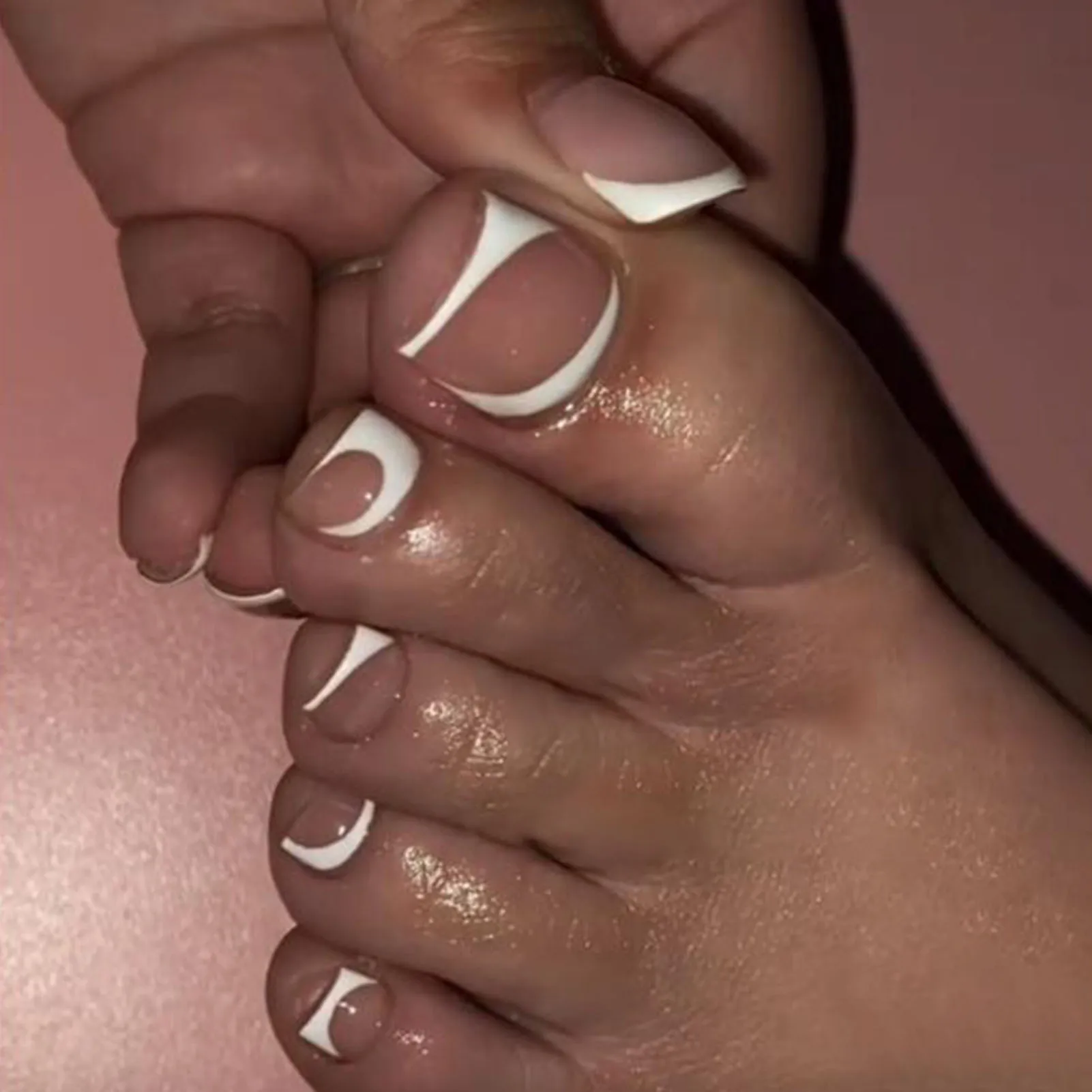 Faux orteils nus avec bord blanc, faux ongles, légers et faciles à coller, adaptés aux robes de filles chaudes, assortis