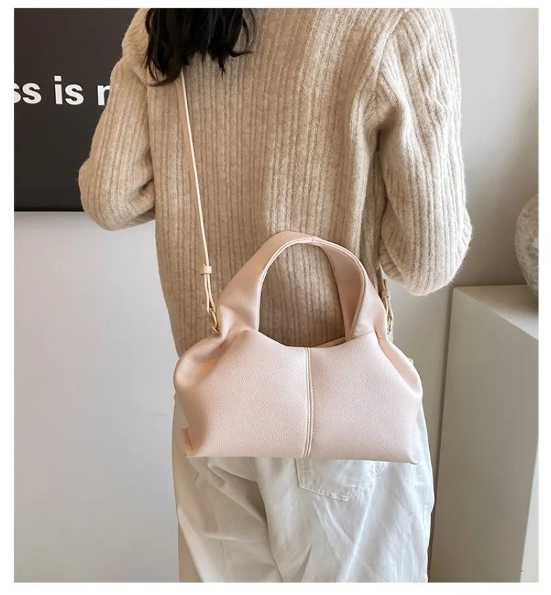 Mini-Halbmond-Umhängetasche, kompakt & stilvoll mit Wildleder-Finish und Bärenmotiv, kleine Kapazität für alltägliche Freizeitaktivitäten & Arbeit – Detail 1
