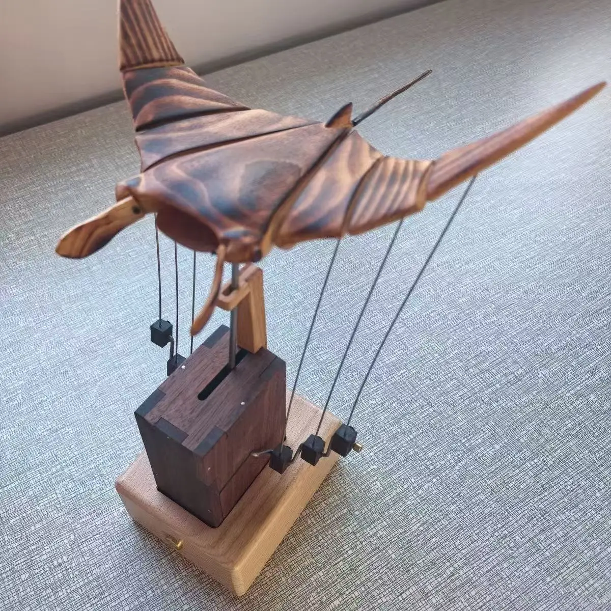 Artisan Wooden Manta Ray Automaton Handcrafted Mechanical Ocean Animal Ornaments Hand-Cranked Kinetic DIY Puzzle Decoration