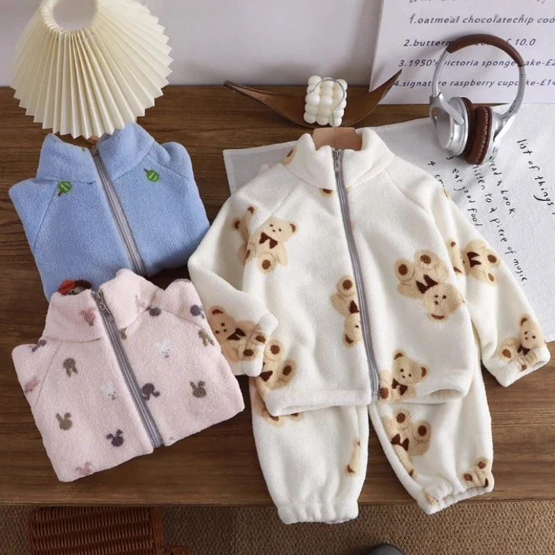 Neue Herbst Winter Kinder Hause Kleidung Jungen Mädchen Stilvolle Korallen Fleece Warme Nachtwäsche Anzug Kinder Koreanische Cartoon Plüsch Dicke Set