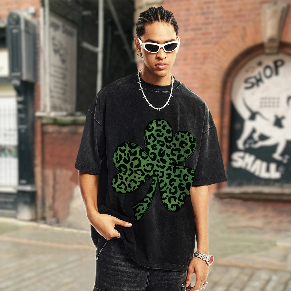 T-shirt lavata unisex vintage alla moda con trifoglio leopardato verde T-shirt oversize vintage anni '90 T-shirt elegante lavata retrò