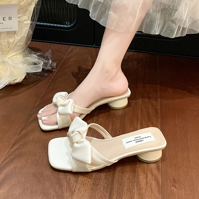 2025 صيف جديد في الهواء الطلق تنوعا فراشة عقدة سميكة مع النعال النسائية موضة اللمحة تو الصلبة موجزة النعال الحديثة