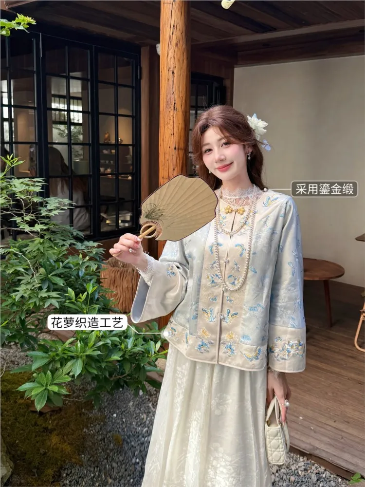 A new Chinese-style coat for women with jacquard embroidery and exquisite silk cotton