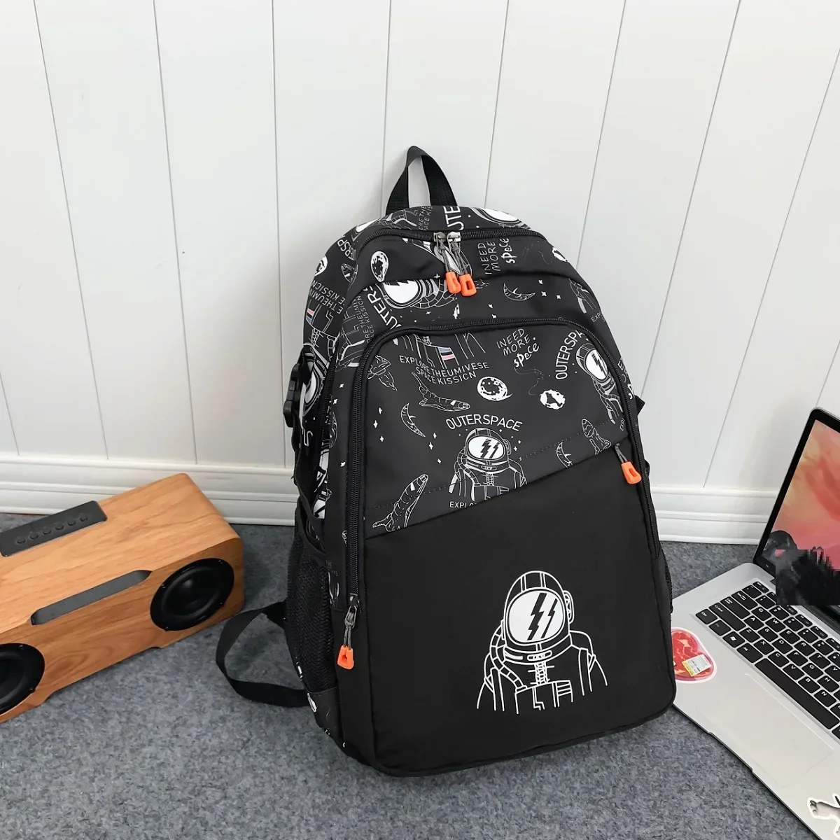 Street style backpack suitable for both men and women, large capacity travel and leisure campus backpack