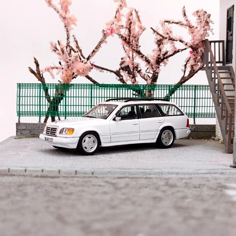 Mortal moulé sous pression 1/64 échelle E300 S124 Version étendue avec modèle de voiture de Simulation en alliage de vélo Collection classique modèle garçon cadeau