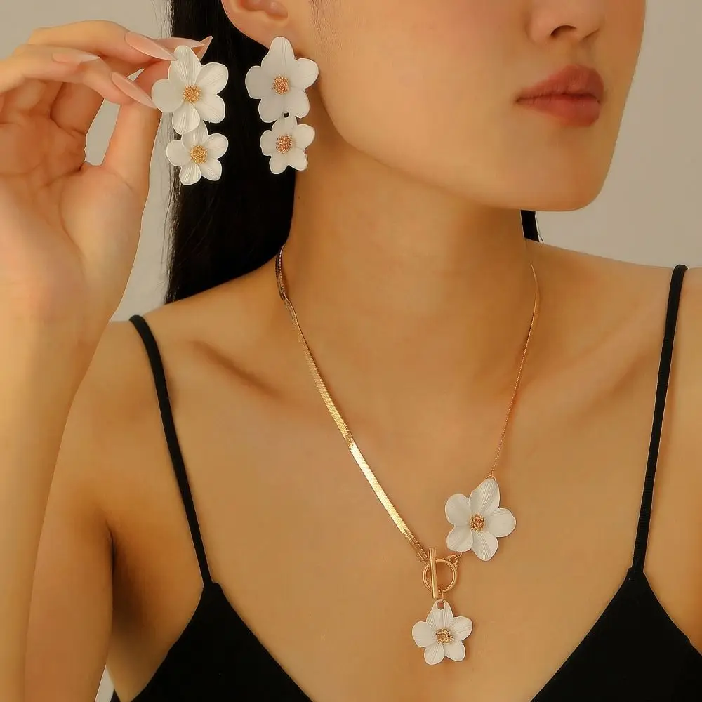 OT バックルフラワーネックレスイヤリングセット誇張されたメタルフラワージュエリーセットボヘミアスタイル繊細なペンダントジュエリースーツギフト