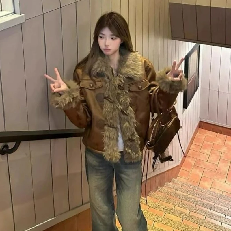 

Плюшевое лоскутное пальто Maillard в стиле ретро и пожилых людей. Новое теплое коричневое кожаное пальто и куртка на хлопковой подкладке на осень-зиму 2026 г.