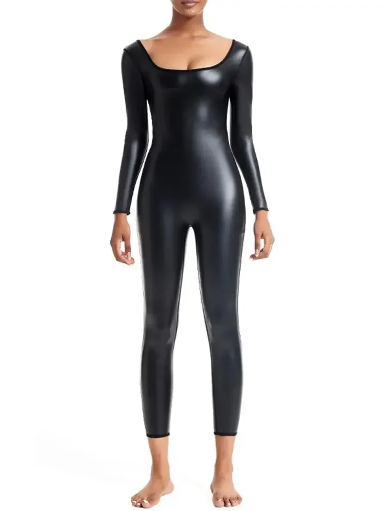 

Женский комбинезон с круглым вырезом