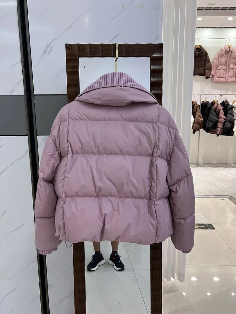 Piumino da donna in stile corto lavorato a maglia con colletto con risvolto, design alla moda, piumino d'anatra bianca allentato, nuovo piumino invernale con fibbia in corno di mucca