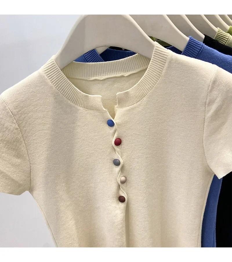 2026 Sommer Slim Kurzarm Damen T-Shirt mit bunten Dopamin-Knöpfen, trendiges, figurschmeichelndes Kleidungsstück in Klein-Blau, Strick-Oberteil – Detail 10