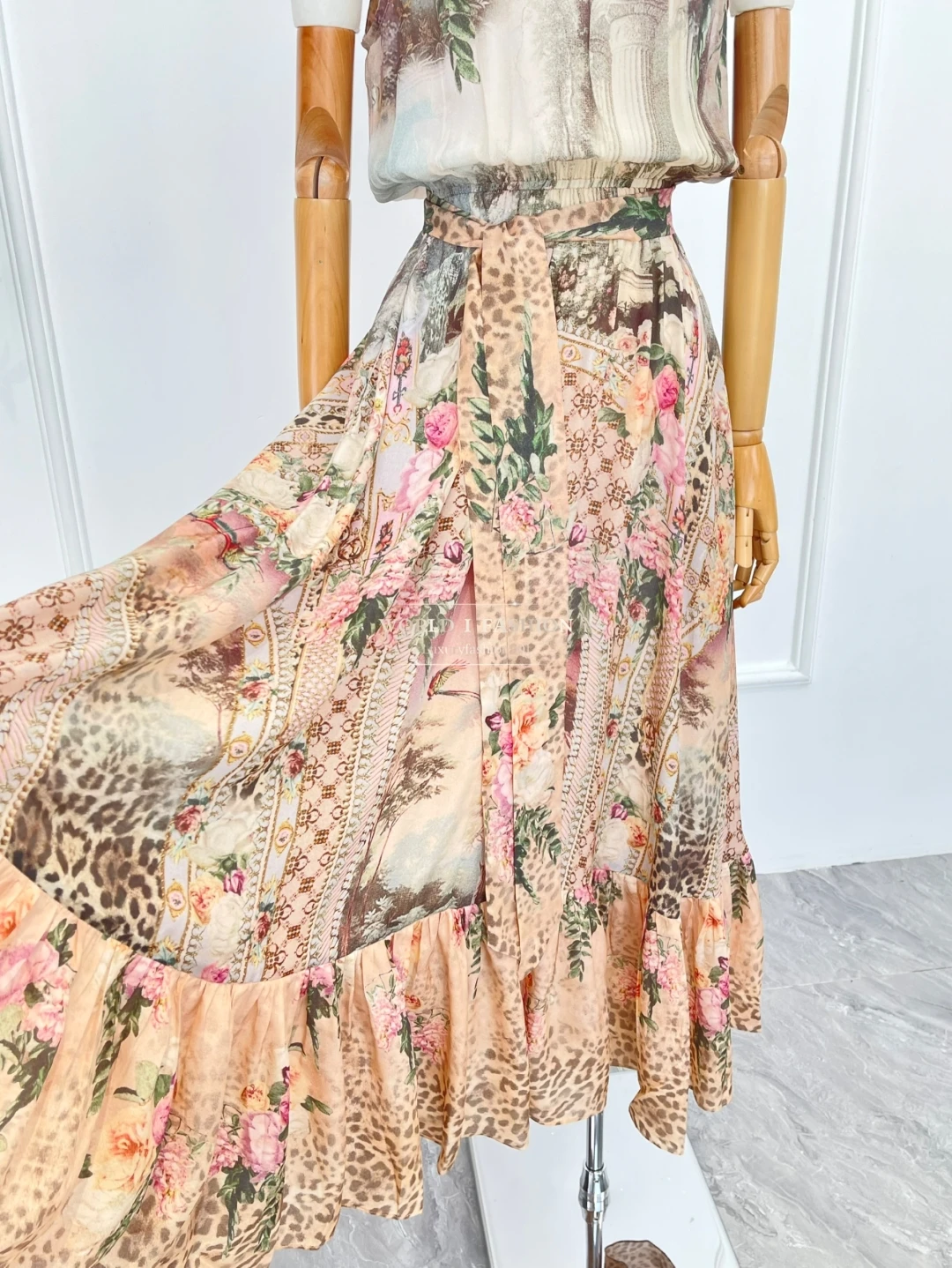 Nowa, wysokiej jakości jedwabna sukienka midi bez rękawów w pomarańczowy kwiatowy wzór z diamentami, idealna na wakacje.