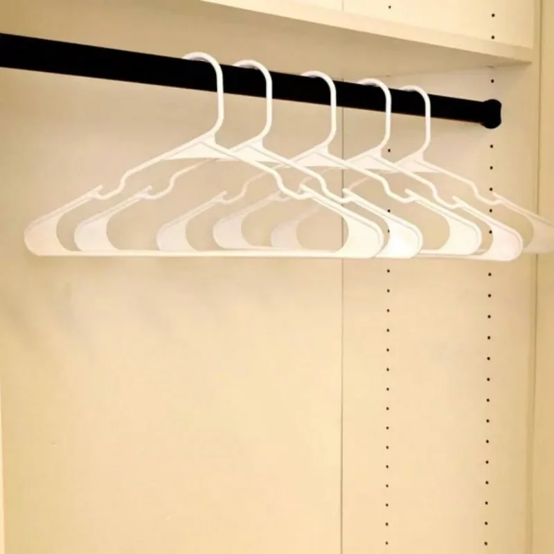 Paquete de 50 perchas de plástico blanco: elementos esenciales para la habitación: hebillas fáciles de colgar para camisas, vestidos y chalecos
